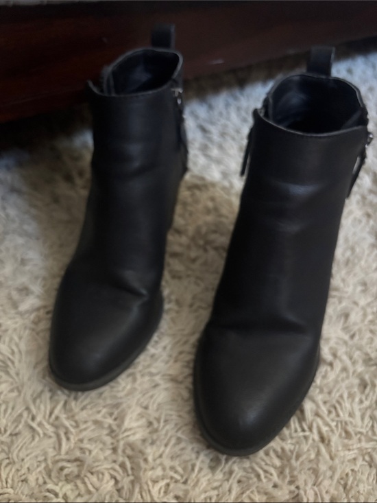 Universal Thread Shoes - Classic Black Women’s Ankle Boots - Sleek Side-Zip Design